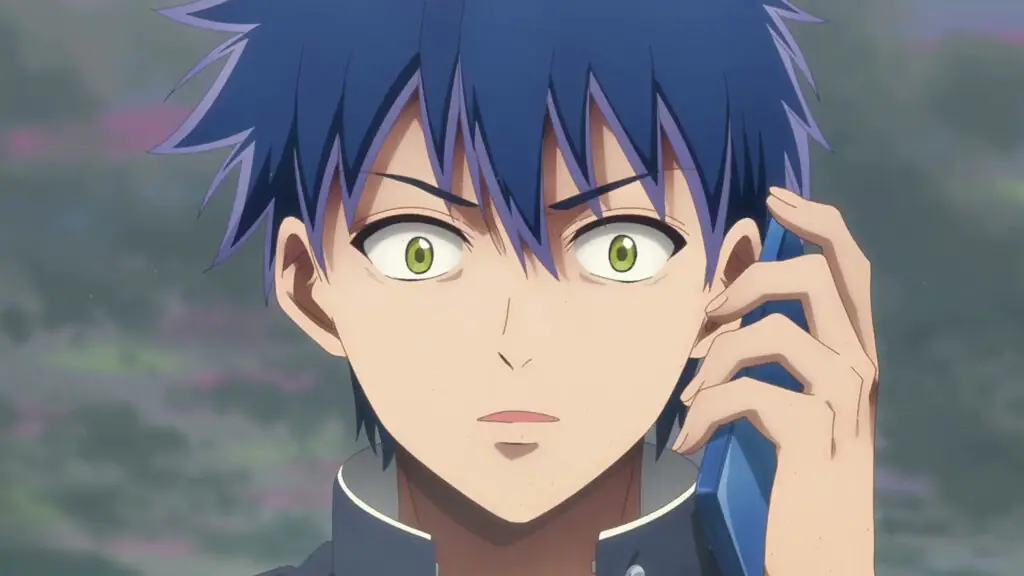 Joven de pelo azul y ojos verdes con un teléfono pegado a la oreja, fotograma del tráiler del anime de Psyren