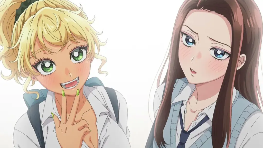 Dos chicas con uniforme escolar sobre fondo blanco: una rubia de piel bronceada haciendo el signo de la paz y otra de pelo largo castaño, en un fotograma del PV del anime