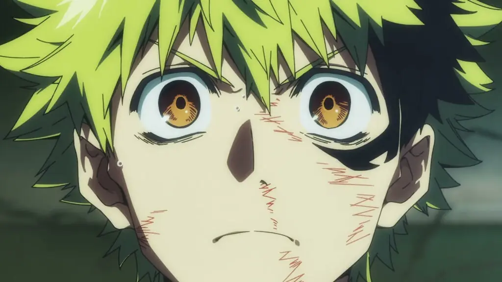 Fotograma del teaser: primer plano de un joven de pelo verde amarillento y ojos ámbar, con rasguños en el rostro y gesto serio