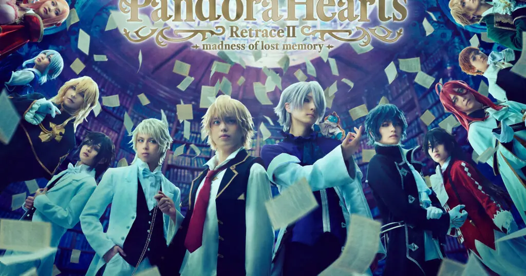 Imagen promocional del segundo musical de Pandora Hearts: el elenco con trajes de época entre hojas de papel que flotan en una biblioteca