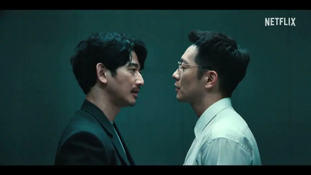 Dos hombres frente a frente sobre un fondo verde oscuro, fotograma del teaser de la serie